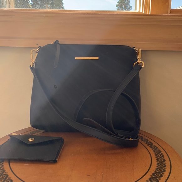 STEVE MADDEN PURSE, CROSSOVER, Zipper and matching wallet. 9”h x11”w. - Picture 2 of 10